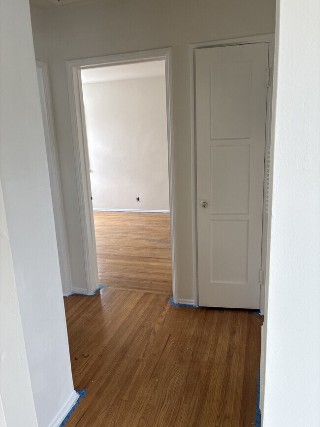 pasillo que lleva al dormitorio - 335 N Florence St