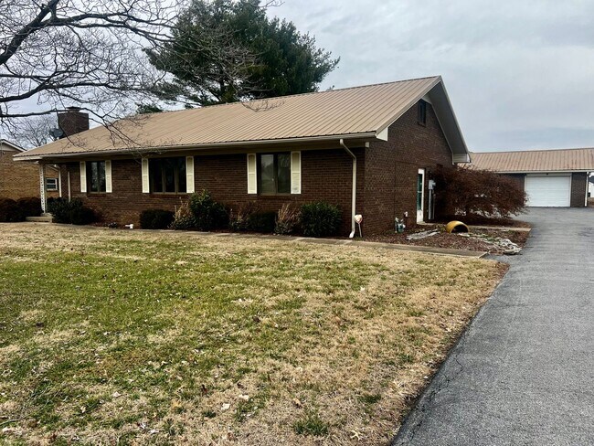 Foto del edificio - Spacious 3-Bedroom Ranch for Rent in Frank...