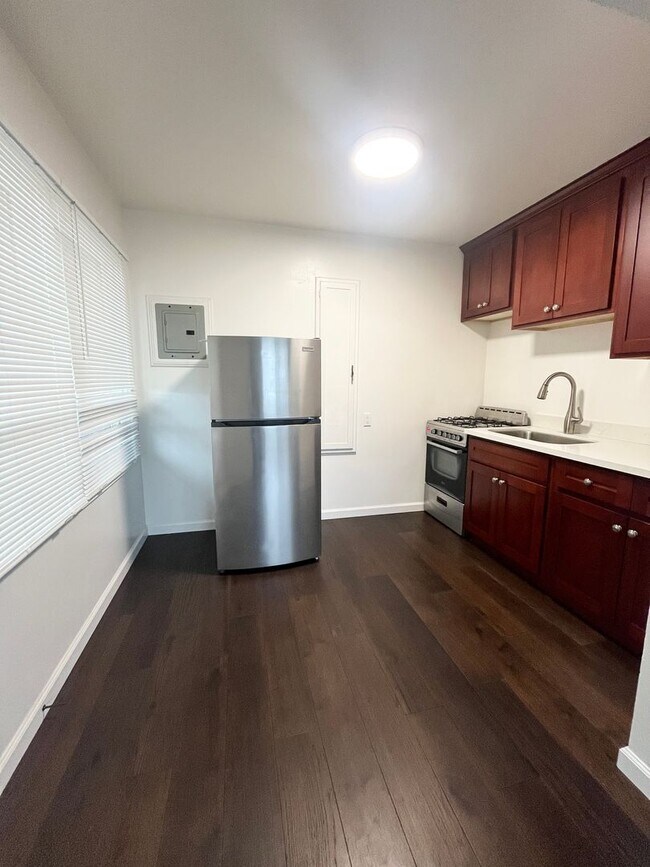Building Photo - Newly Renovated 1x1 with Parking Included!