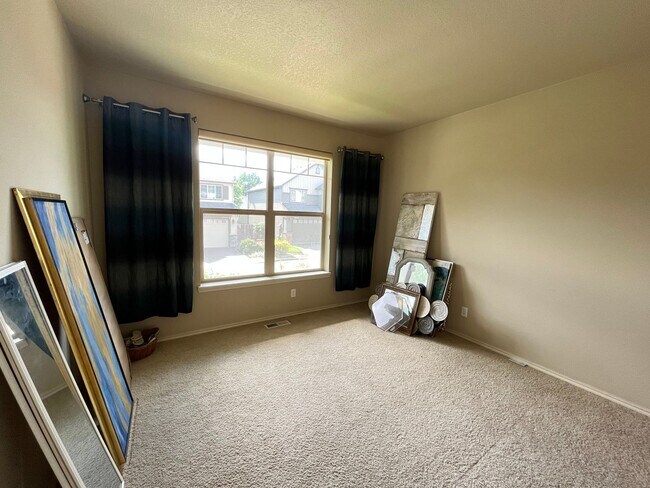 Foto del edificio - Wonderful 4 Bed + 3 Bath in Tigard!! Offers Air Conditioning, Private Garage and Washer + Dryer!!