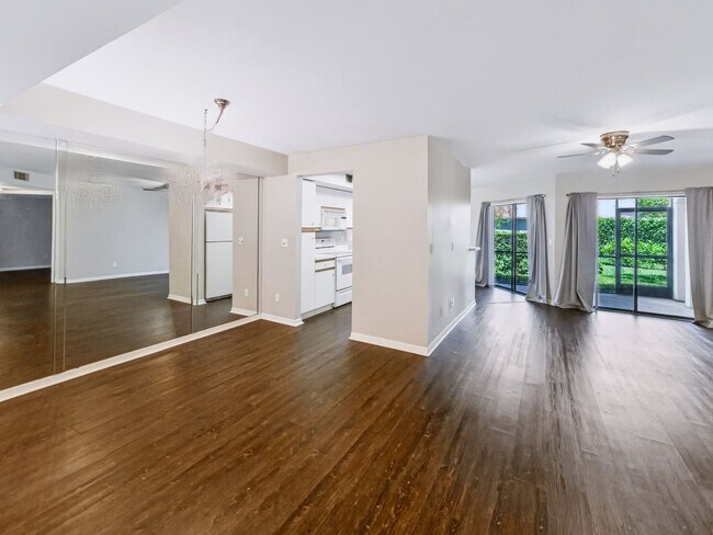 Foto del edificio - ** COACH HOMES @ BERKSHIRE LAKES ** 2 BED / 2 BATH - 1ST FLOOR CONDO - GARAGE - ANNUAL RENTAL