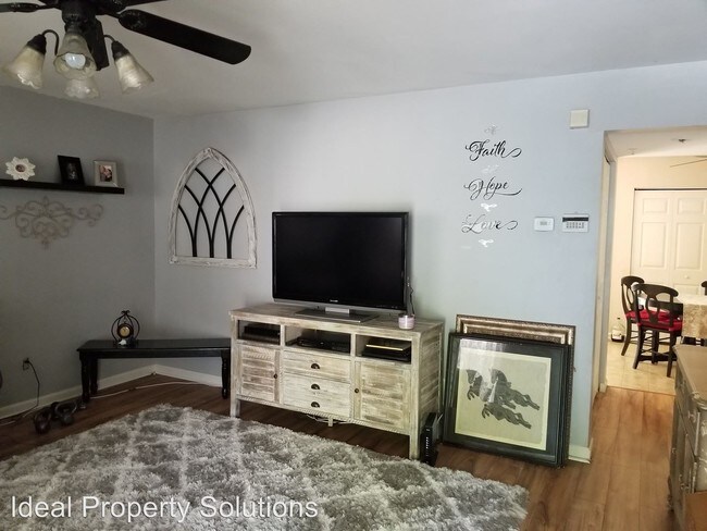 Building Photo - 3 br, 1.5 bath House - 12 Hickory Lane