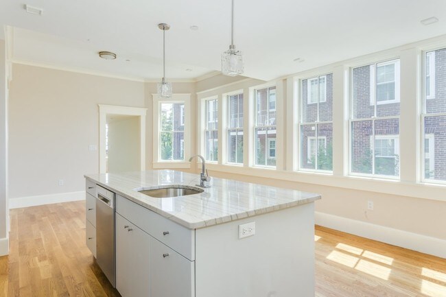 Building Photo - 70 Craigie St