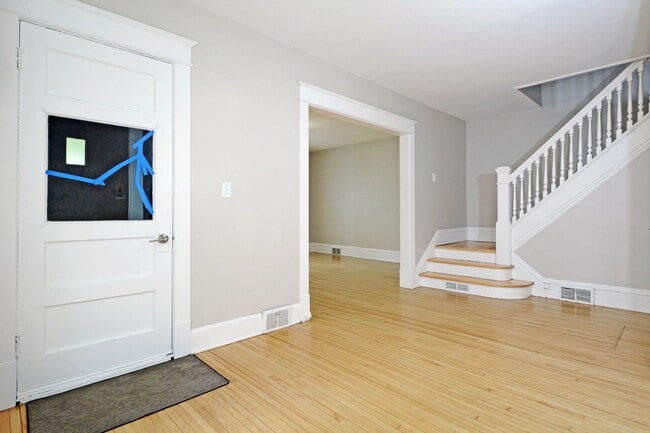Building Photo - Beautiful 3-Bed 1.5-Bath Home Available Now in St. Paul!