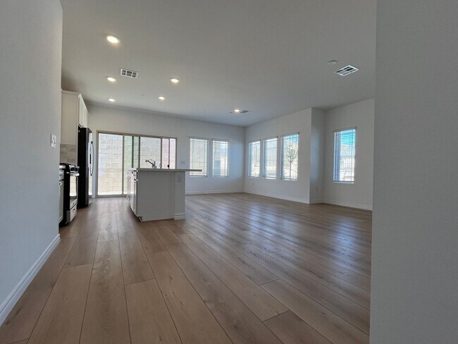 Building Photo - Gorgeous 2BED / 2BATH home nestled in 55 a...