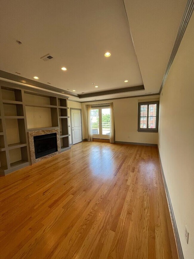 Building Photo - Spacious Penthouse Apartment in Columbia Heights