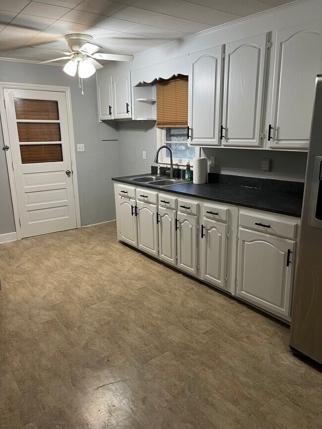 Foto del edificio - 824 Shirley Dr