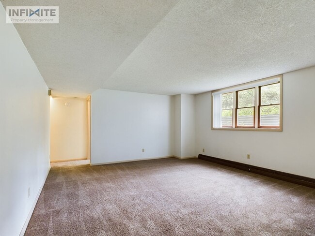 Building Photo - Spacious 3 Bedroom, 1 Bath Garden View Apt