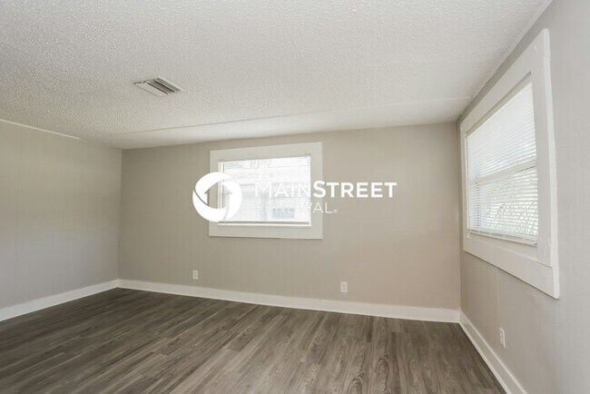 Foto del edificio - 3 Bedroom Pet-Friendly Home in St Petersburg, FL with Main Street Renewal