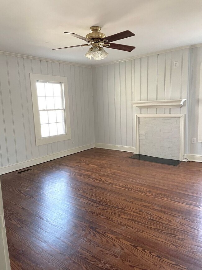 Building Photo - Adorable Bungalow with 2BR/1BR located in ...
