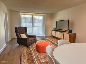 Building Photo - 180 Turtle Lake Ct