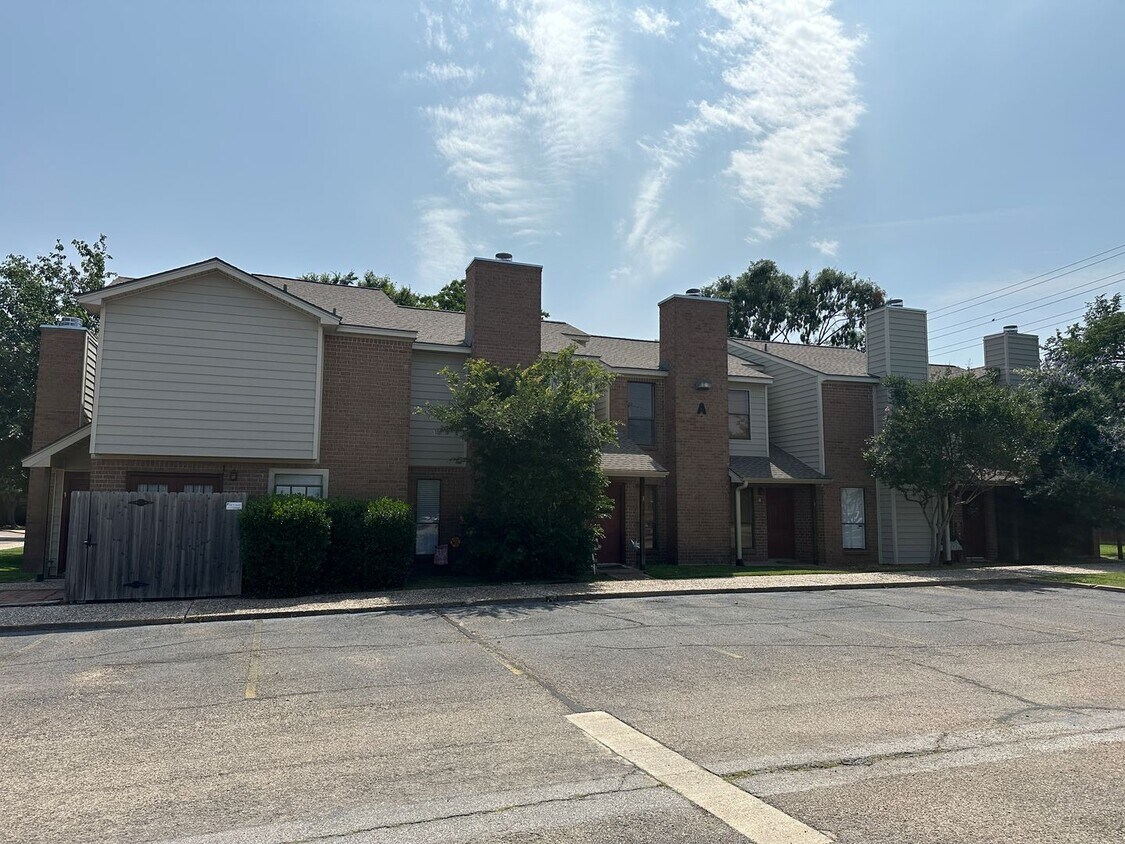 Foto principal - College Station - Condo -2 bedroom / 2.5 b...