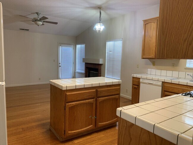 Foto del edificio - COMING SOON!!! Large 3 bedroom with an office in Elk Grove
