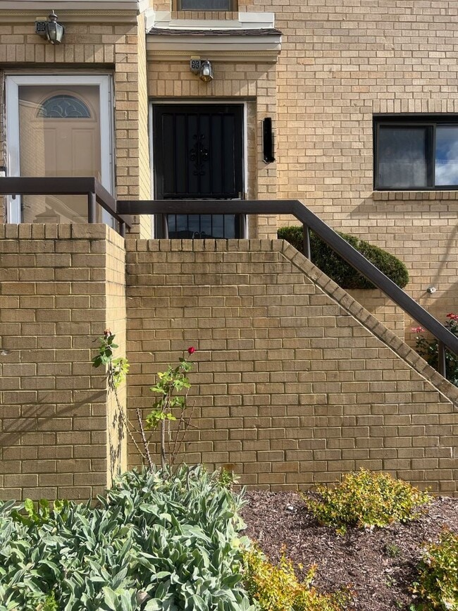 Building Photo - Lovely 3 BR/2.5 BA Townhome in Fort Lincol...