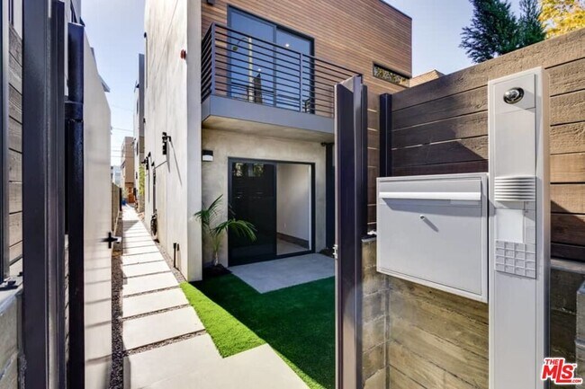 Foto del edificio - 456 S Venice Blvd