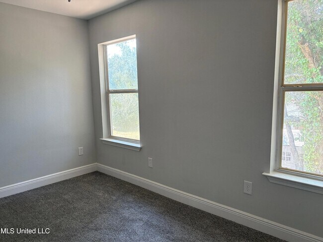 Foto del edificio - 233 Milray Ln