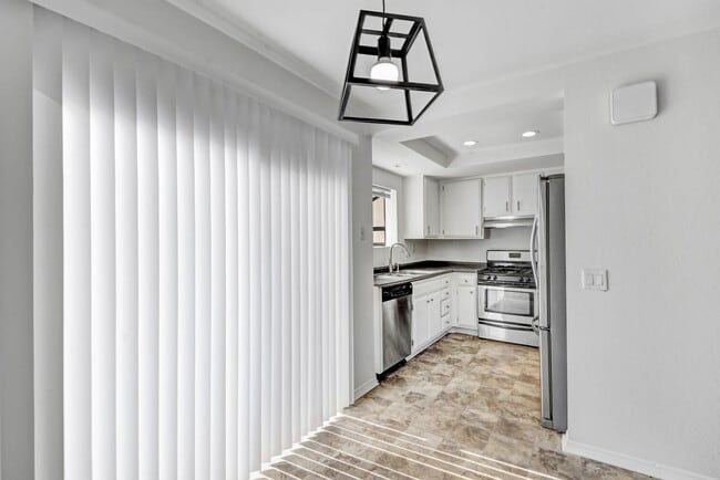 Foto del edificio - Available Now! 2-bedroom, 2.5 bath, 2 story condominium!