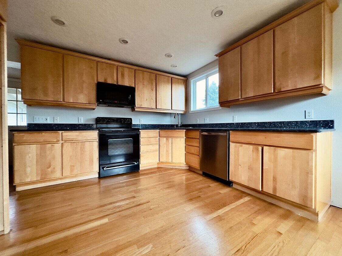 Foto principal - 8717 NE Webster St