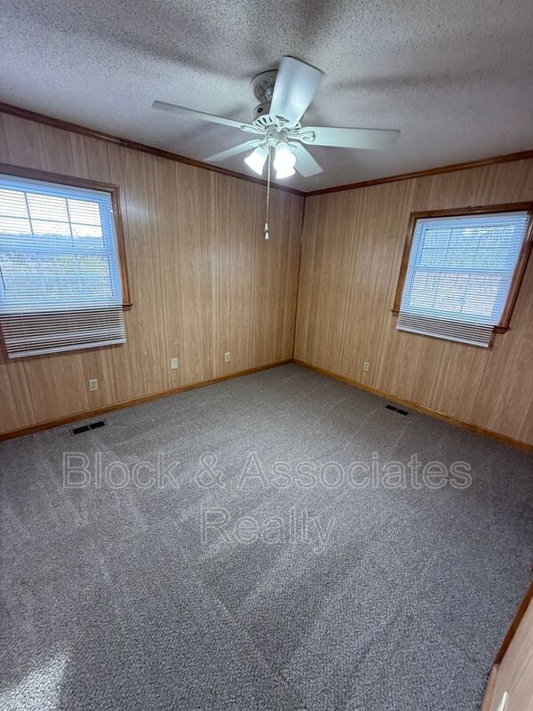 Building Photo - 161 Cresent Dr