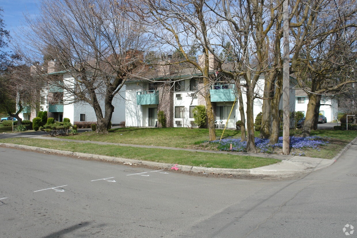 Building Photo - 3015 N Maple St