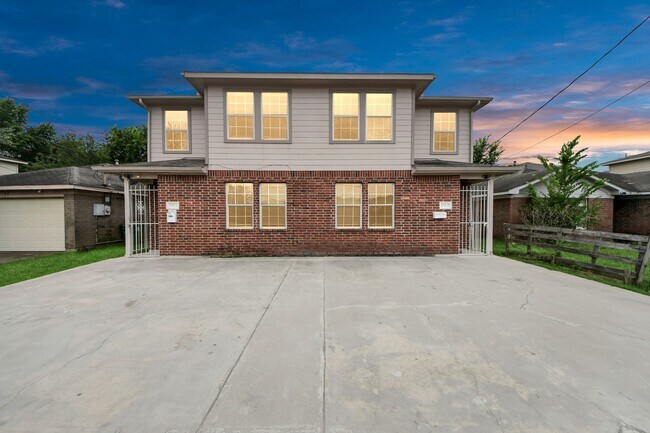 Building Photo - 3738 Lehall St