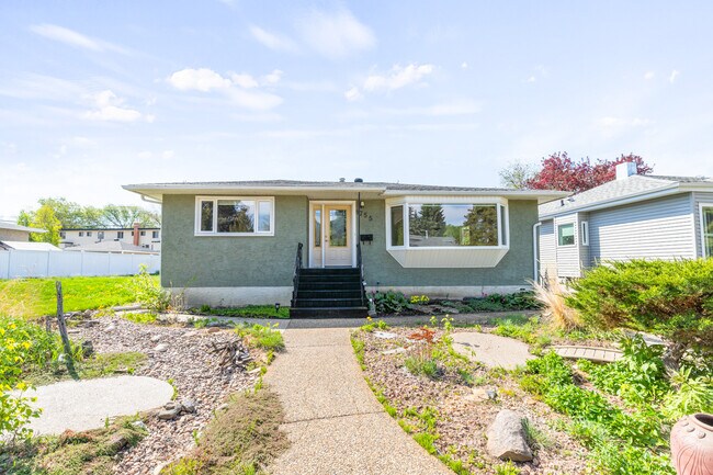 Photo du bâtiment - 8755 Strathearn Dr NW