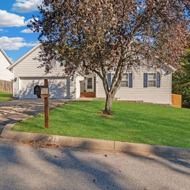 Building Photo - 3 Bedroom 2 Bath House in Hollister, MO