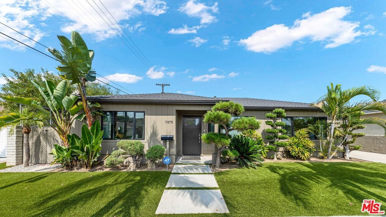 Foto principal - 11275 Regent St