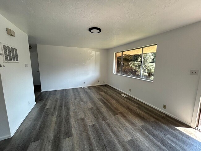 Foto del edificio - SIGNING BONUS 2 Bedroom Orem Apartment with NEW Washer and dryer in unit!! Year and a half contra...