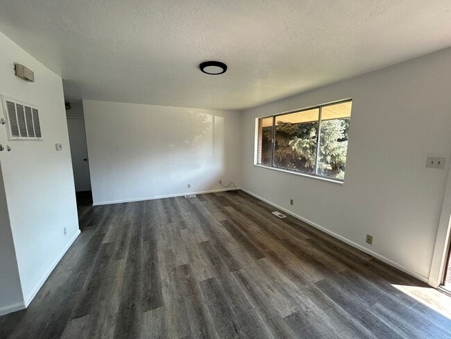 Building Photo - SIGNING BONUS 2 Bedroom Orem Apartment with NEW Washer and dryer in unit!! Year and a half contra...
