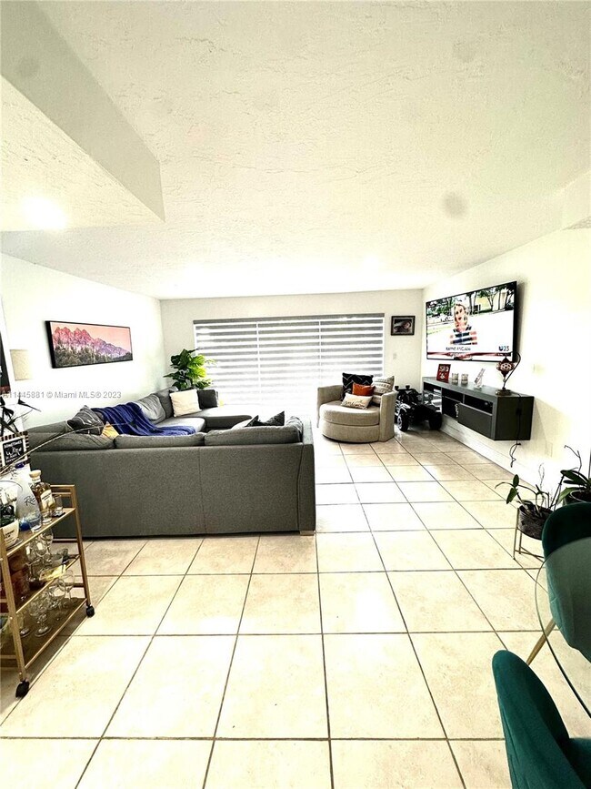 Foto del edificio - 9355 Fontainebleau Blvd
