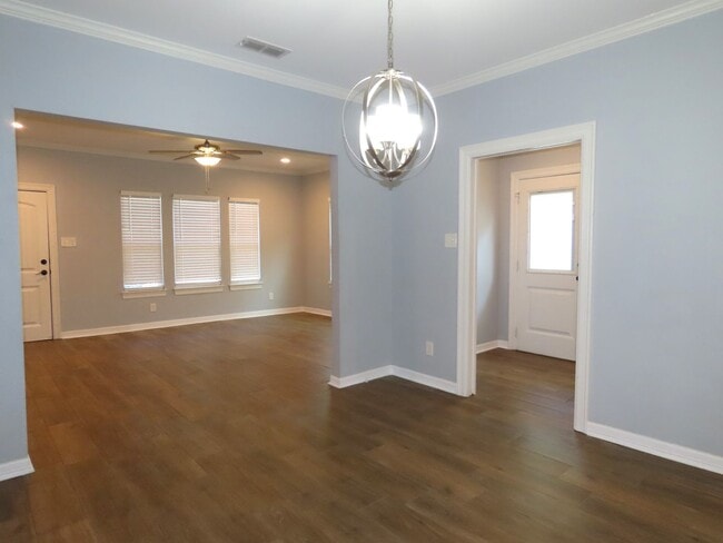 Building Photo - Beautifully Updated 2 Bedroom, 1 Bathroom ...