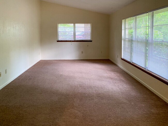 Foto del edificio - Pet Friendly 3-bed/2-bath in Hills of Sant...