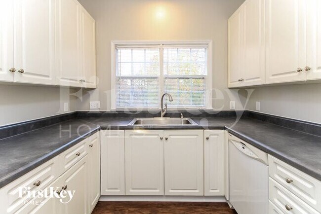 Foto del edificio - 2808 Lake Hill Ct