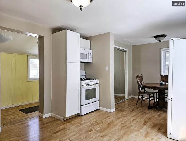 dining area in kitchen - 1467 Chapman St
