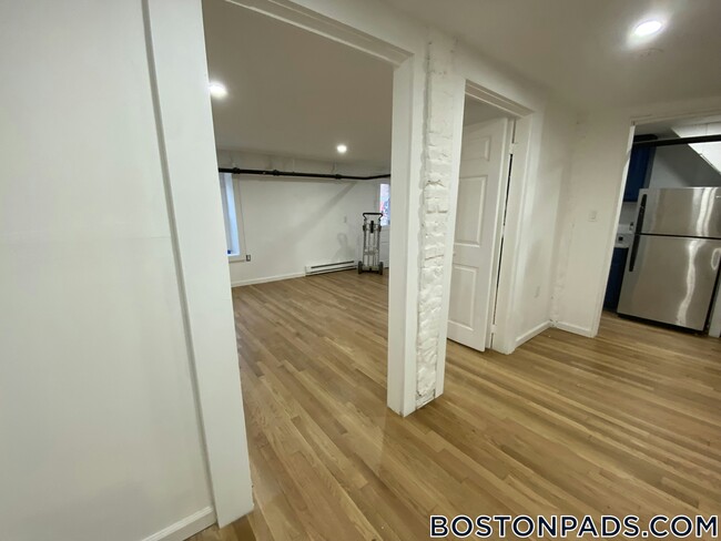 Building Photo - 686 Parker St