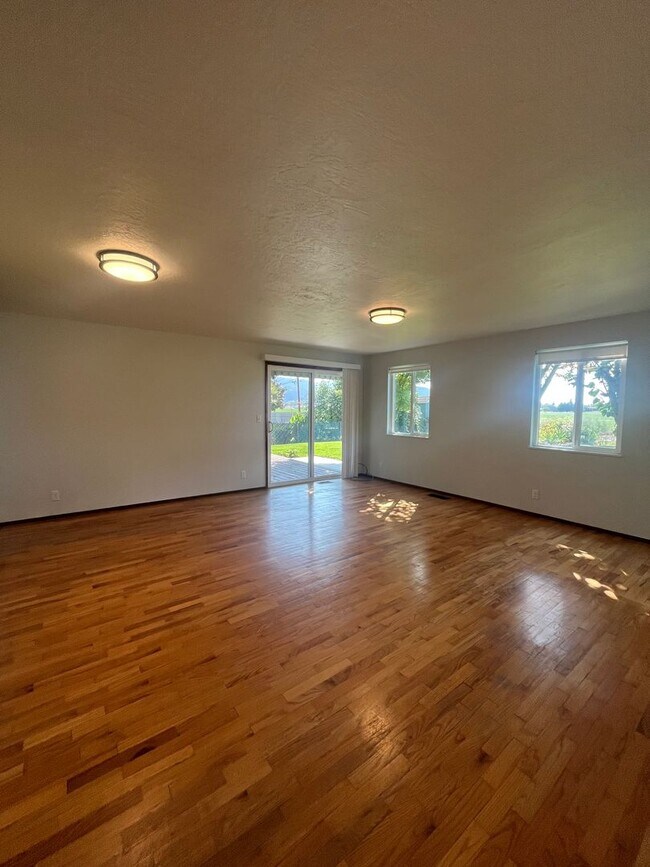 Foto del edificio - 5-Bedroom 2-Bathroom home