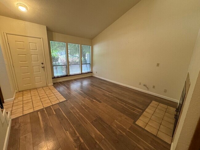 Foto del edificio - Beautifully spacious 3 bedroom 2 bath home...