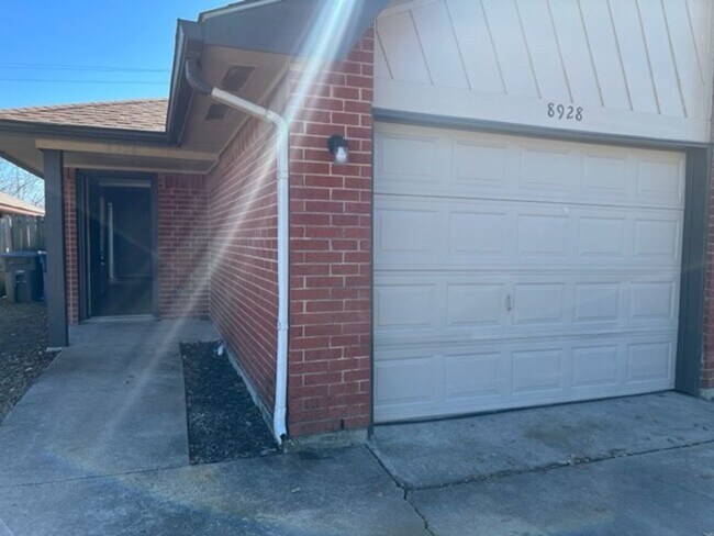 Foto del edificio - 8928-8928 Greenmound Ave