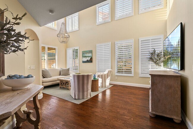 Building Photo - This Beautiful Fully Furnished Monarch Bea...