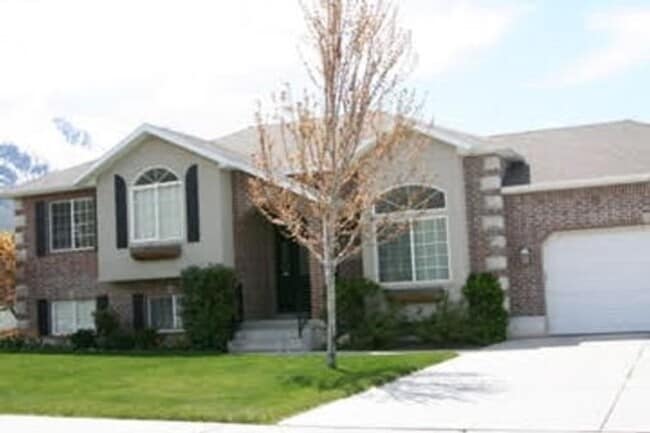 Building Photo - Beautiful 6 Bed 3 bath in Springville!!