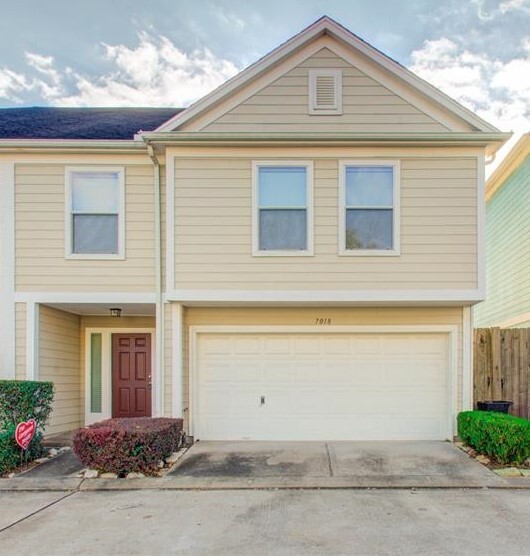 Front - 7018 Woodridge Row Dr