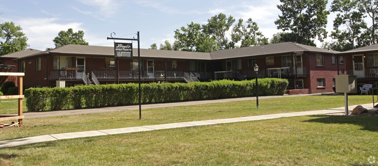 Apartamentos Lloyd - 7250 - 7290 Newton St