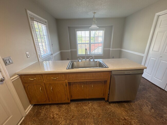 Building Photo - ? $500 Move-In Incentive for Approved Applications with a May Move-In! ?