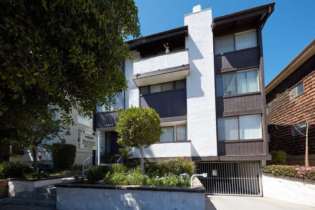 Building Photo - 11685 Montana Ave