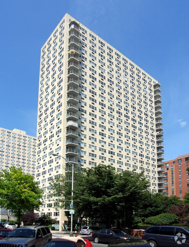 Vista desde la esquina sudoeste de las calles Hudson y 3rd - Marine View Plaza