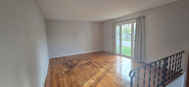 Building Photo - South Shores Reverse Bi Level