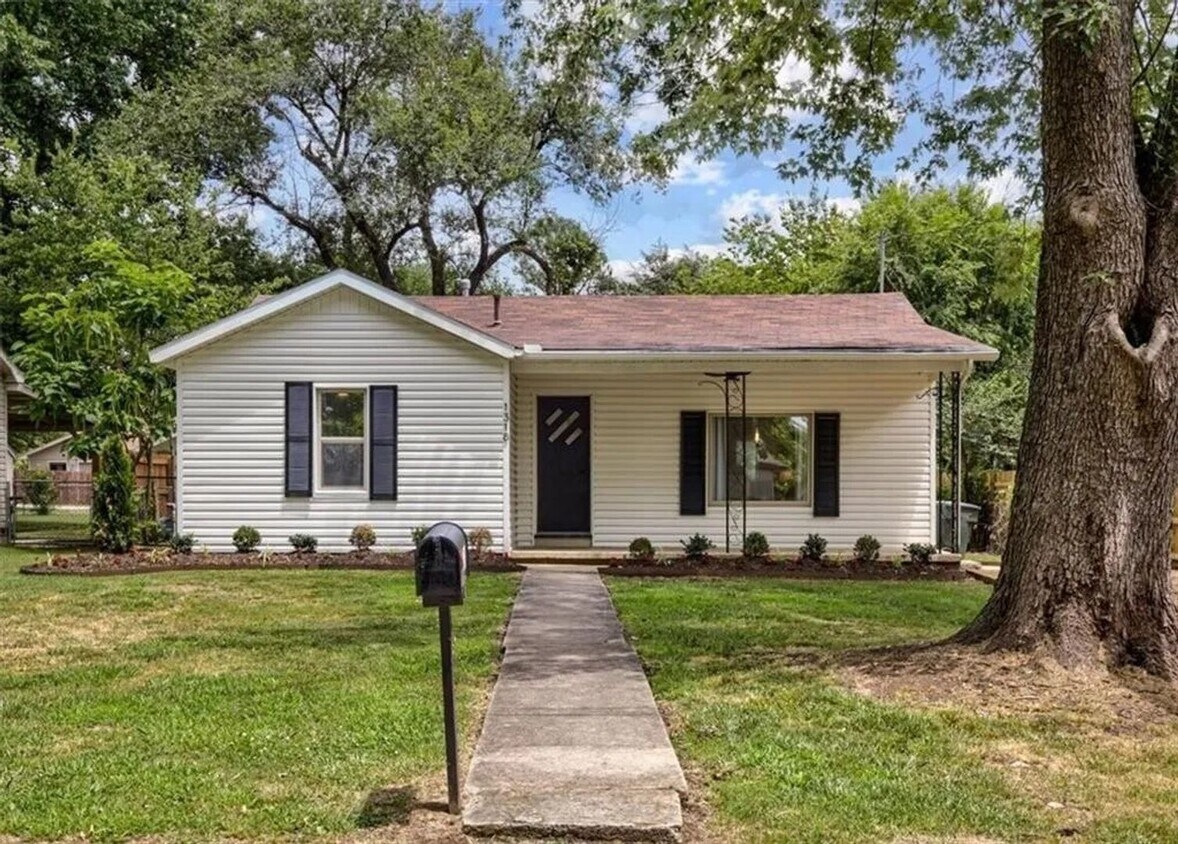 Adorable 3 Bed 2 Bath Home In Fayetteville! House Rental in