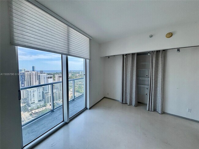 Foto del edificio - 185 SW 7th St