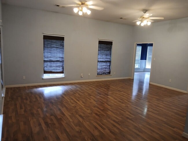 Foto del edificio - Charming and specious   3BR House in Bryant